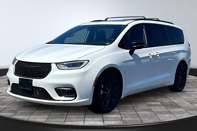 Used 2025 Chrysler Pacifica Limited FWD image 1