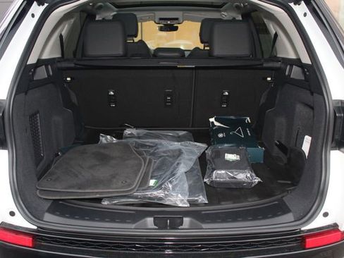 Used 2025 Land Rover Discovery Sport S image 12