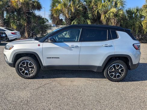 Used 2025 Jeep Compass Trailhawk AWD/4WD image 7