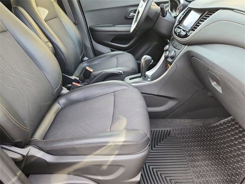 Used 2022 Chevrolet Trax LT w/ LT Convenience Package image 25