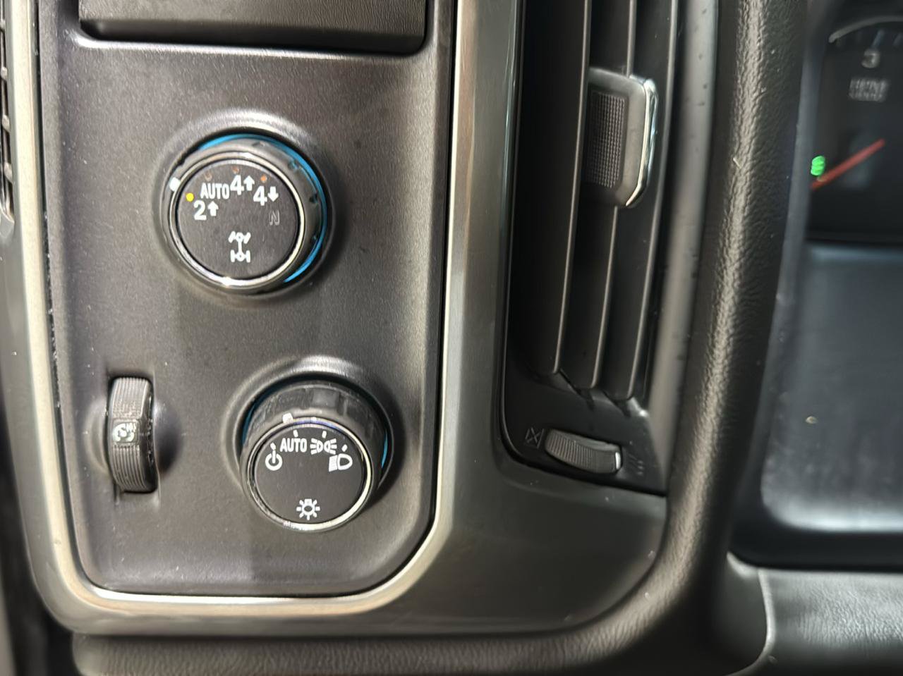 Used 2017 Chevrolet Silverado 1500 LT AWD/4WD image 19