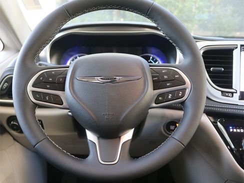 Used 2023 Chrysler Pacifica Touring-L image 10