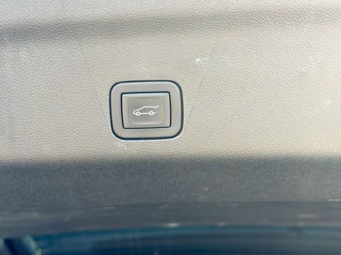 Used 2025 Chevrolet Suburban Z71 AWD/4WD image 15