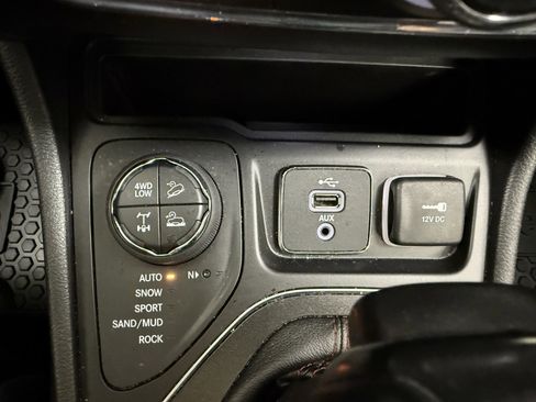 Used 2019 Jeep Cherokee Trailhawk image 19