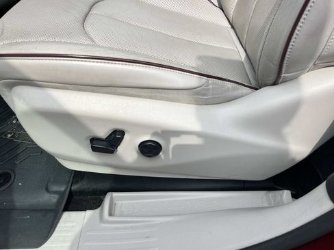 Used 2020 Chrysler Pacifica Limited FWD image 34