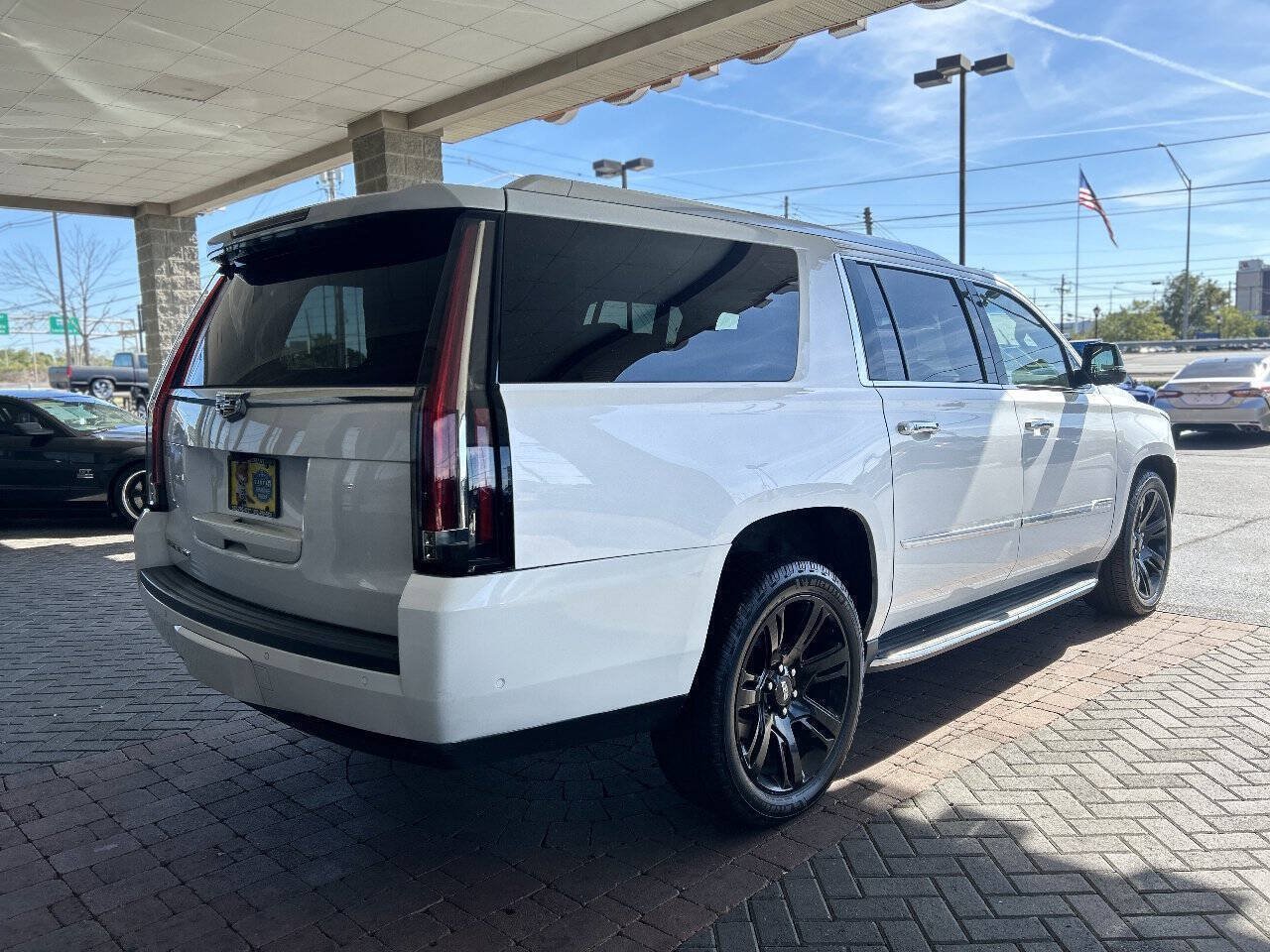 Used 2017 Cadillac Escalade ESV Luxury AWD/4WD image 10