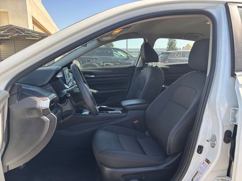 Used 2025 Nissan Altima 2.5 SV FWD image 25