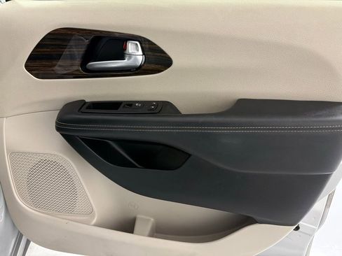 Used 2024 Chrysler Pacifica Limited image 44