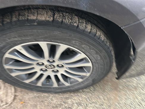 Used 2020 Toyota Sienna XLE image 18