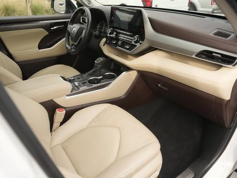 Used 2022 Toyota Highlander Platinum image 18
