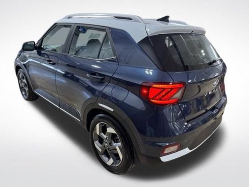 Used 2020 Hyundai Venue image 3