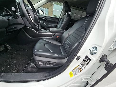 Used 2024 Toyota Highlander XLE image 12