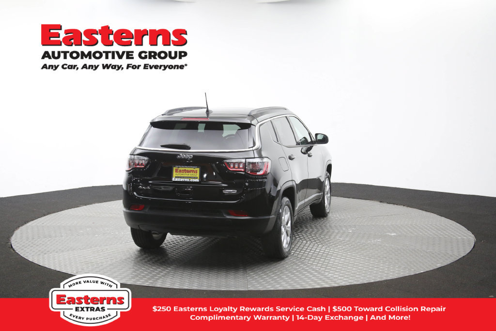Used 2025 Jeep Compass Latitude w/ Sun & Sound Group AWD/4WD image 43