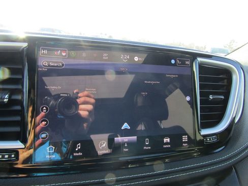 Used 2025 Chrysler Pacifica Limited FWD image 33
