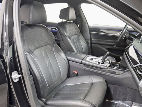 Used 2020 BMW 750i xDrive w/ Executive Package image 32