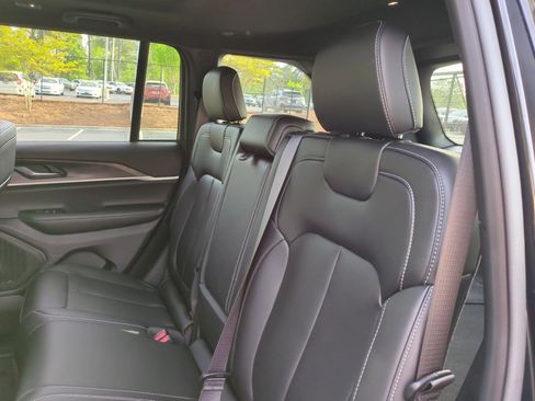 Used 2025 Jeep Grand Cherokee Limited w/ Black Appearance Package image 31