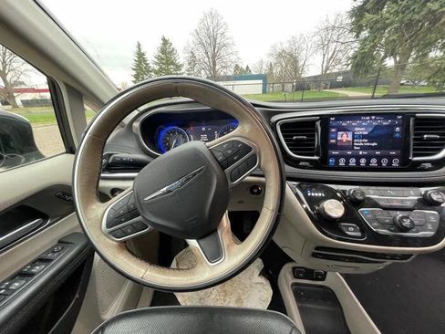 Used 2018 Chrysler Pacifica Limited FWD image 32