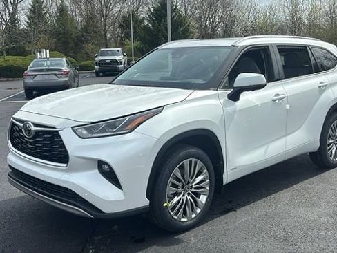 New 2026 Toyota Highlander Platinum image 3