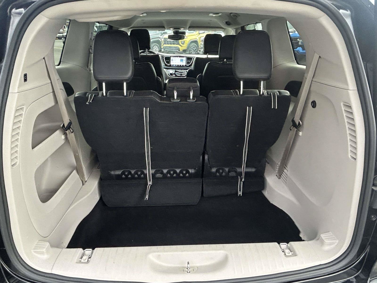 Used 2023 Chrysler Pacifica Touring-L FWD image 13