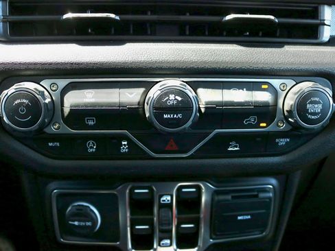 Used 2025 Jeep Gladiator Sport AWD/4WD image 17
