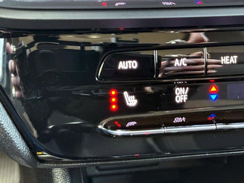 Used 2022 Chevrolet Bolt EUV LT w/ Comfort Package image 23