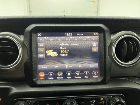 Used 2018 Jeep Wrangler Unlimited Sahara image 25