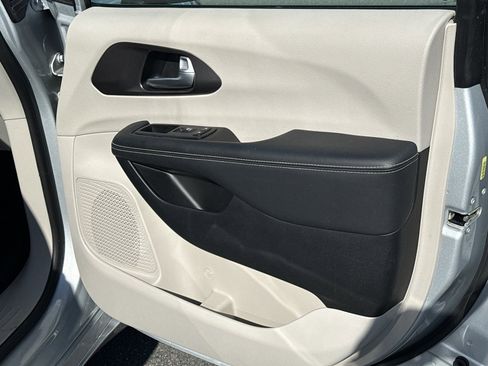 Used 2024 Chrysler Pacifica Touring-L image 35