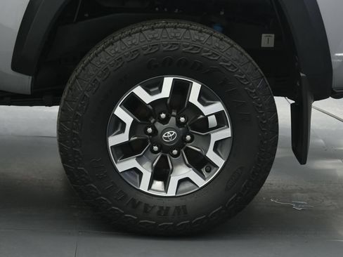 Used 2020 Toyota Tacoma TRD Off-Road w/ Technology Package AWD/4WD image 21