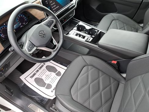 Used 2024 Volkswagen Atlas SE image 17