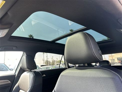 Used 2020 Volkswagen Atlas Cross Sport SE w/ Panoramic Sunroof Package image 17