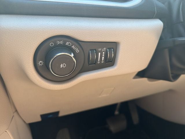 Used 2023 Chrysler Pacifica Touring-L FWD image 37