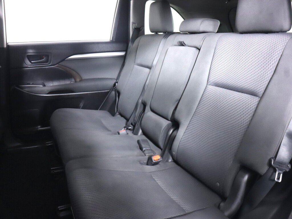 Used 2016 Toyota Highlander LE FWD image 27