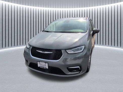 Used 2023 Chrysler Pacifica Touring-L FWD image 3