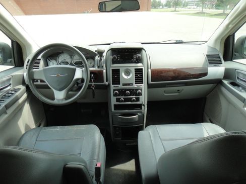 Used 2010 Chrysler Town & Country Touring FWD image 15