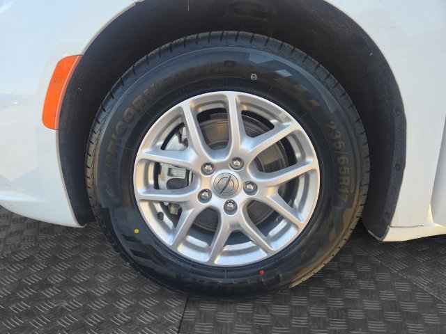 Used 2024 Chrysler Pacifica Touring-L FWD image 33