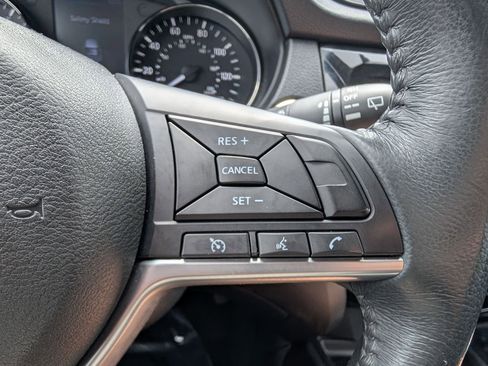 Used 2018 Nissan Rogue SV AWD/4WD image 16