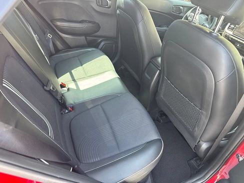 Used 2022 Hyundai Venue Limited FWD image 11