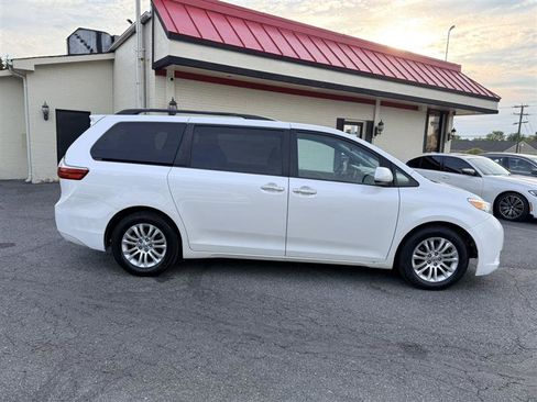 Used 2015 Toyota Sienna XLE Premium FWD image 4