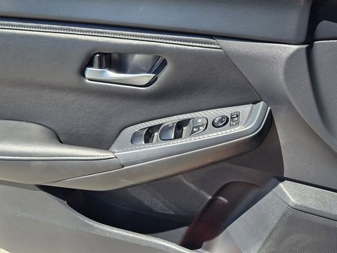 Used 2025 Nissan Sentra SV FWD image 17