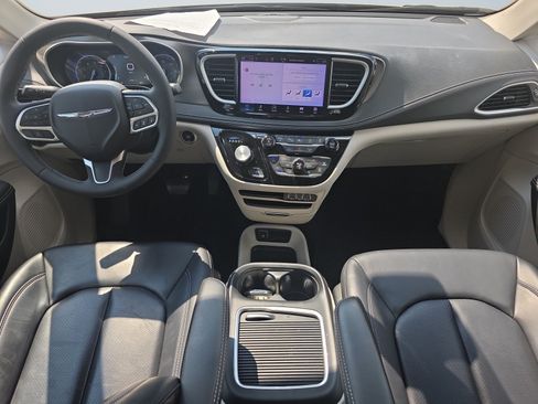Used 2023 Chrysler Pacifica Touring-L AWD/4WD image 12