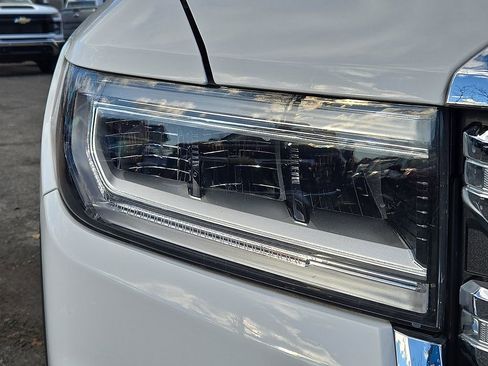 Used 2023 GMC Acadia SLE image 15