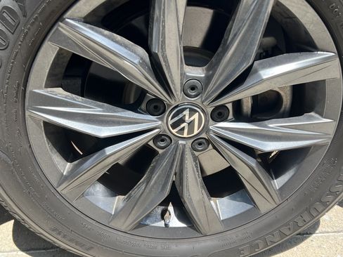Used 2023 Volkswagen Tiguan SE w/ Panoramic Sunroof Package FWD image 12
