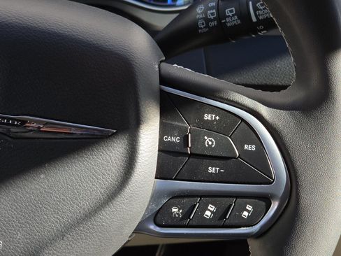 Used 2023 Chrysler Pacifica Touring-L FWD image 20