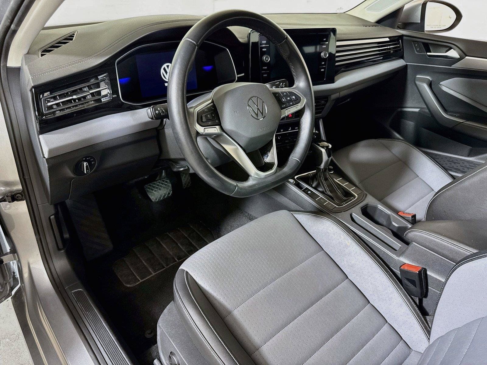 Used 2025 Volkswagen Jetta SE FWD image 7