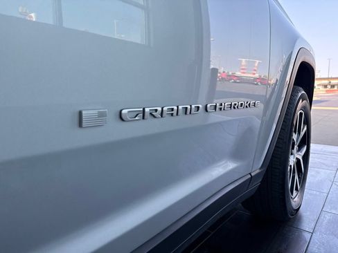 Used 2025 Jeep Grand Cherokee L Limited w/ Luxury Tech Group II AWD/4WD image 11