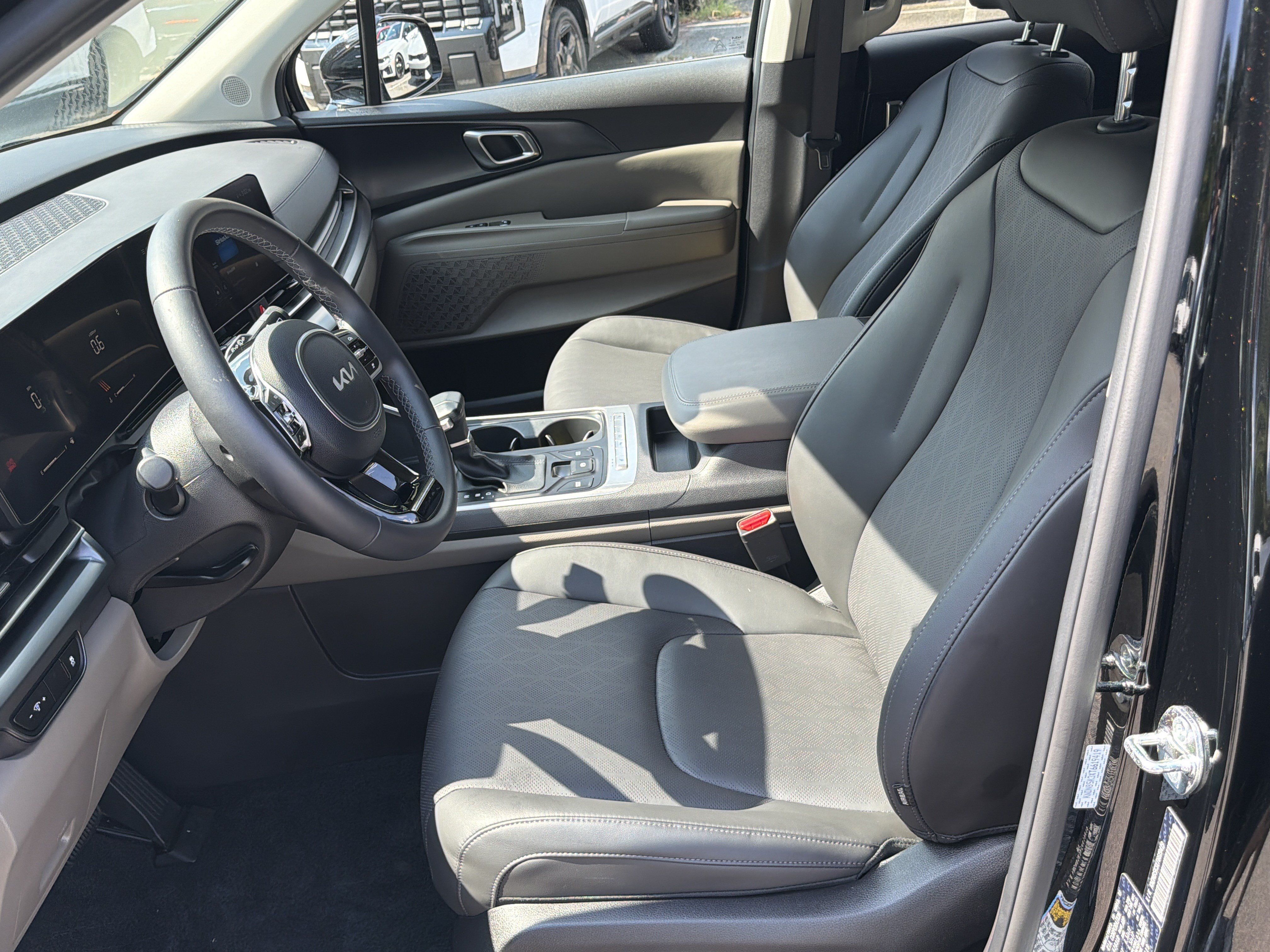 Certified 2026 Kia Carnival FWD image 9