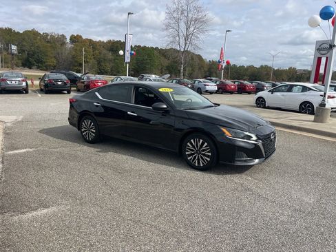 Used 2024 Nissan Altima 2.5 SV image 1