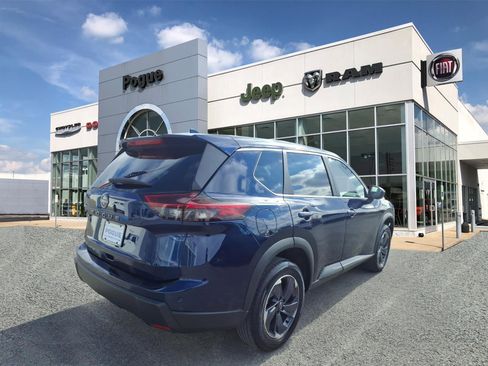 Used 2025 Nissan Rogue SV image 2