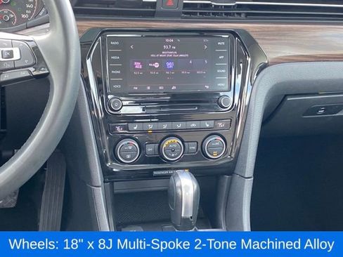 Used 2022 Volkswagen Passat 2.0T image 9