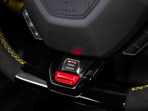 Used 2022 Lamborghini Huracan STO image 34